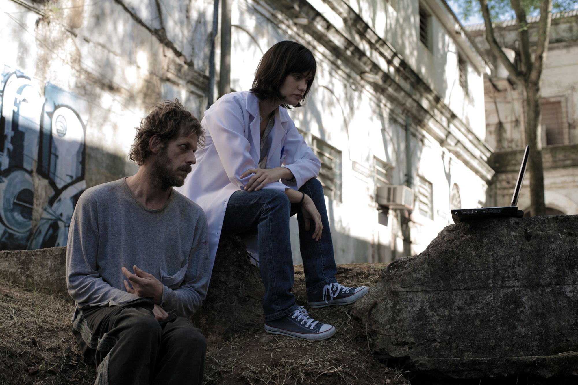 Menos-que-nada_felipe kannenberg e branca messina